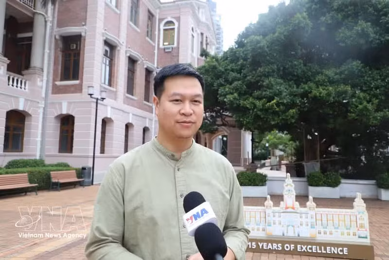 Vu Hai Truong, funcionario de la Oficina de Admisiones de la Universidad de Hong Kong, en la entrevista. (Foto: VNA)