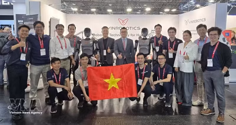 El embajador de Vietnam en Austria, Vu Le Thai Hoang, visita el área de exhibición de las empresas vietnamitas para reunirse y alentar a los equipos técnicos. (Foto: VNA)