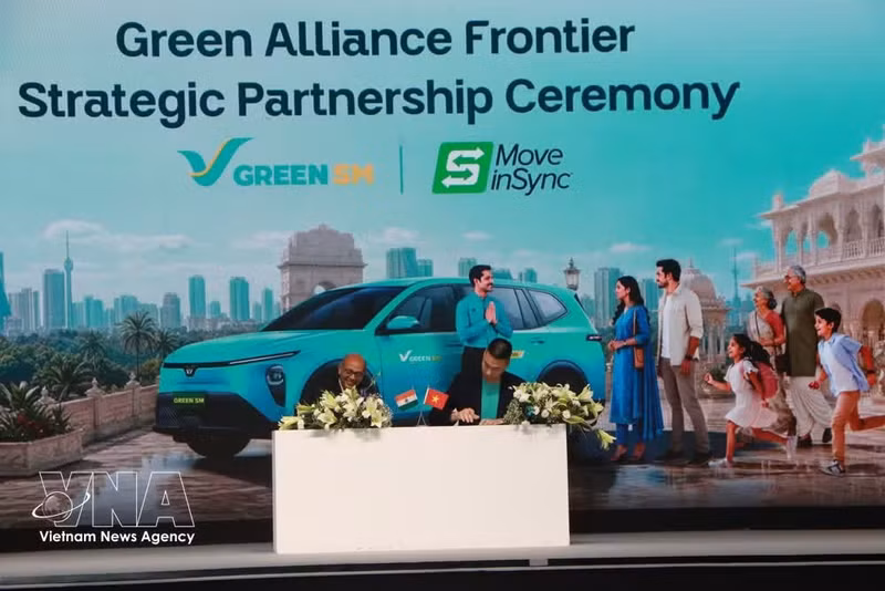 Firma de un memorando de entendimiento entre Green SM y la empresa Ixigo de la India. (Foto: VNA)