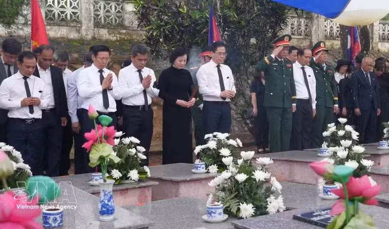 La viceprimera ministra Pham Thi Thanh Tra y otros delegados realizan la ceremonia de sepelio de los restos de los soldados caídos. (Foto: VNA)