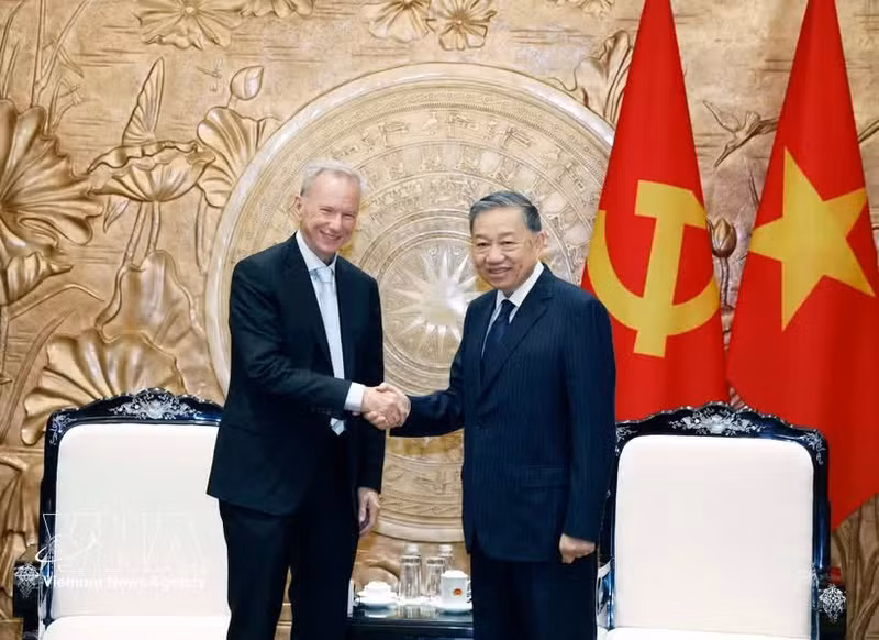 El secretario general del Partido Comunista de Vietnam y presidente del país, To Lam (derecha), recibe a Eric Schmidt, expresidente de Google. (Foto: VNA)