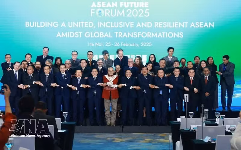 El entonces primer ministro vietnamita, Pham Minh Chinh, y los jefes de las delegaciones en el Foro del Futuro de la Asean 2025. (Foto: VNA)