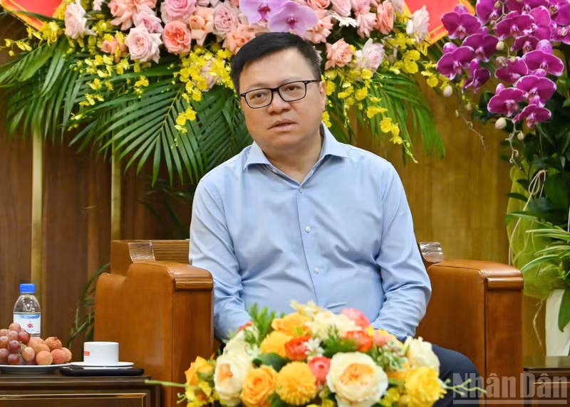 Le Quoc Minh destaca el papel de la prensa y la necesidad de renovar el pensamiento periodístico en la era digital.