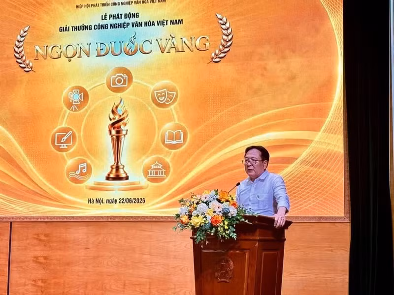 El Artista del Pueblo Vuong Duy Bien, presidente de la Asociación para el Desarrollo de las Industrias Culturales de Vietnam, habla en el evento. 