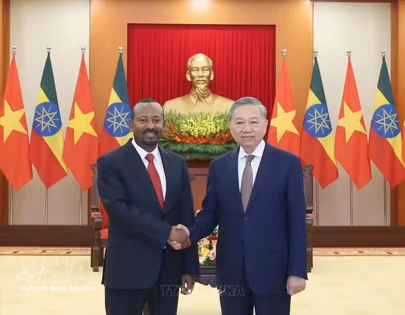 El secretario general del Partido Comunista de Vietnam, To Lam (derecha), recibe al presidente del Partido de la Prosperidad y primer ministro de Etiopía, Abiy Ahmed Ali, en Hanói el 15 de abril de 2025. (Foto: VNA)