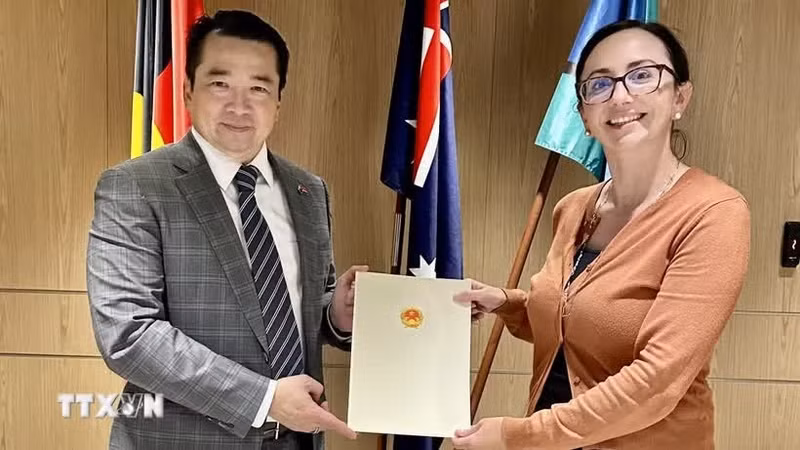 El cónsul general de Vietnam en Perth, Pham Hai Anh, y Pamela Currie, directora de la Oficina de Australia Occidental del Departamento de Asuntos Exteriores y Comercio de Australia. (Foto: VNA)