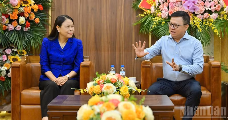 Le Quoc Minh, miembro del CC del PCV, presidente-editor de Nhan Dan, subjefe de la Comisión de Propaganda y Movilización de Masas del CC del PCV y presidente de la Asociación de Periodistas de Vietnam, recibe a la delegación de la Oficina del CC del PCV, encabezada por Nguyen Thi Thu Ha, subsecretaria permanente de esa entidad y secretaria de su Comité partidista.