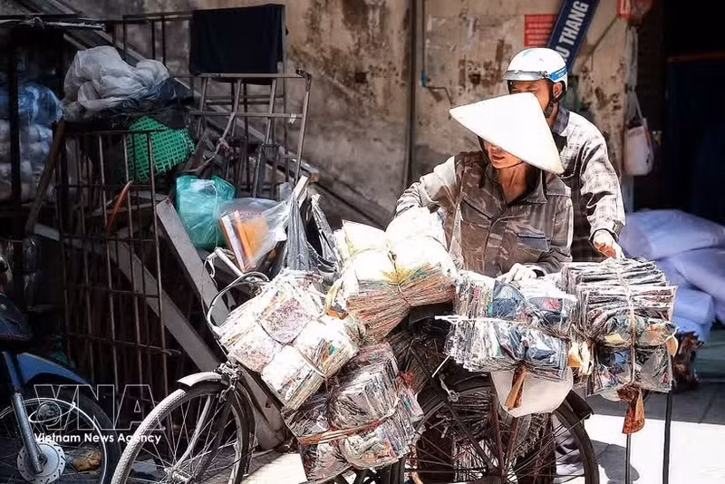 Las labores de carga y transporte de mercancías continúan pese al intenso calor. (Foto: VNA)