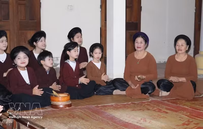 Fundado en 2018, el club de canto Xam Ha Thi Cau, en la comuna de Yen Tu, cuenta actualmente con 32 miembros, desde niños de seis años hasta artistas folclóricos de 87 años. (Foto: VNA)