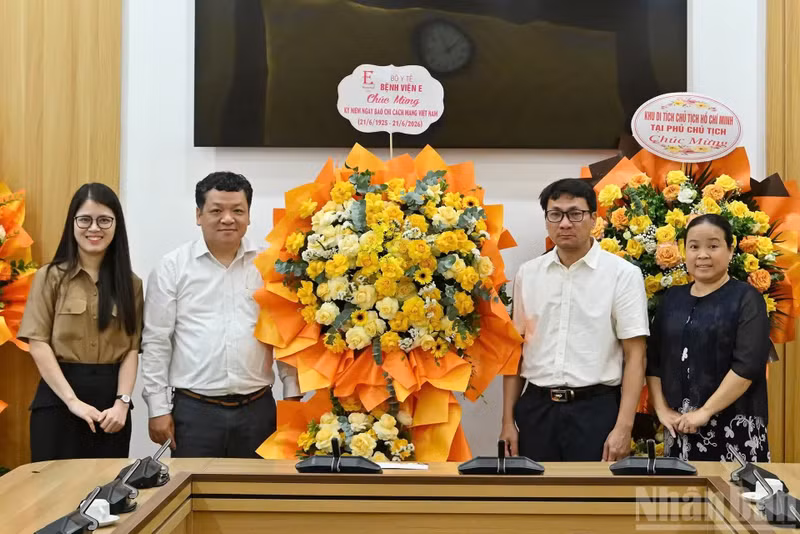 Phan Bang Son, subjefe de la Oficina de Nhan Dan, recibe a la delegación del Hospital E de Hanói, encabezada por el doctor Nguyen Cong Huu, secretario del Comité partidista y director del centro hospitalario.