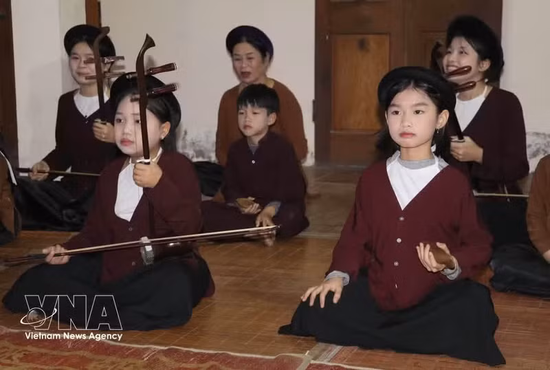 La activa participación de los jóvenes desempeña un papel clave en la preservación y promoción del valor del canto Xam en la comuna de Yen Tu, provincia de Ninh Binh. (Foto: VNA)