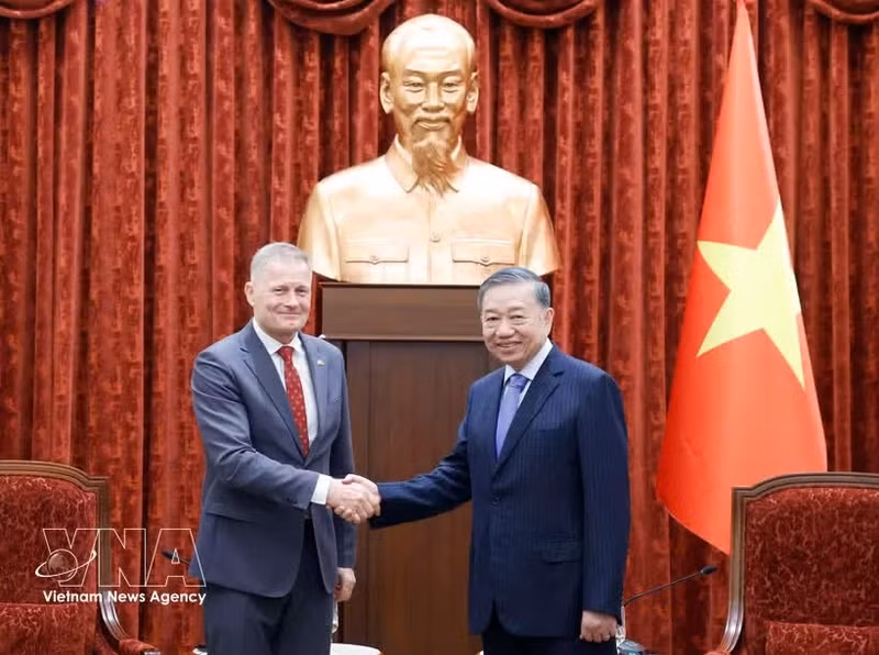 El secretario general del Partido Comunista y presidente de Vietnam, To Lam, recibe al embajador de Dinamarca en Vietnam, Nicolai Prytz. (Foto: VNA)