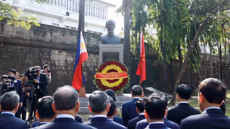 El secretario general del PCV y presidente de Vietnam, To Lam, y su esposa, junto con una delegación vietnamita de alto nivel, depositan flores ante el Monumento al Presidente Ho Chi Minh en el Parque Asean, en el casco antiguo de Intramuros, Manila.