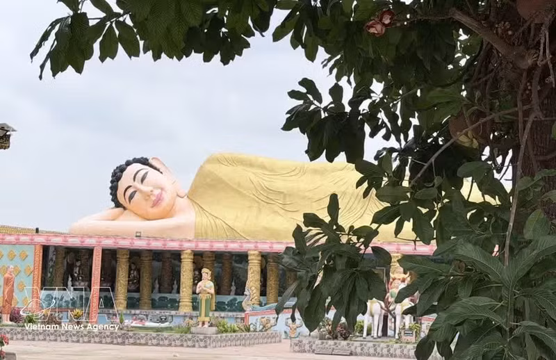 La estatua del Buda entrando en el Nirvana, de 100 metros de largo, en la pagoda Serey Meang Kol Sa Kor, en An Giang.(Foto: VNA)