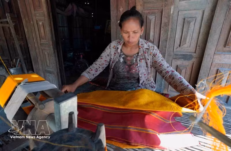 Las mujeres Cham, con sus manos habilidosas, salvaguardan la cultura tradicional de su etnia a través de los productos de brocado tejidos a mano. (Foto: VNA)