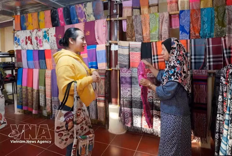 Las mujeres de la etnia Cham plasman su destreza artesanal para perpetuar la cultura tradicional de su pueblo en cada uno de los brocados hechos a mano. (Foto: VNA)