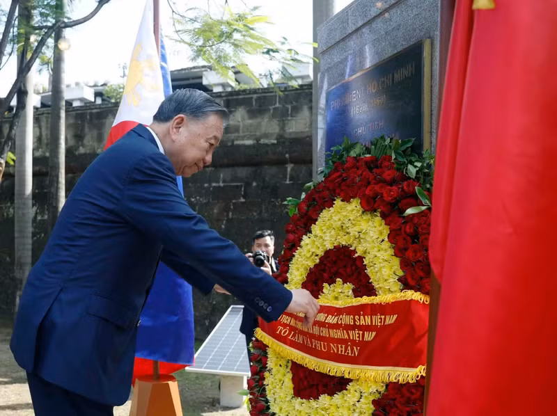 To Lam y su esposa, junto con una delegación vietnamita de alto nivel, depositan flores ante el Monumento al Presidente Ho Chi Minh en el Parque Asean, en el casco antiguo de Intramuros, Manila.