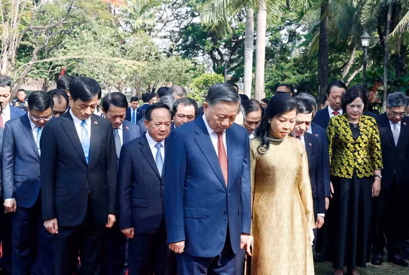 El secretario general del PCV y presidente de Vietnam, To Lam, y su esposa, junto con una delegación vietnamita de alto nivel, depositan flores ante el Monumento al Presidente Ho Chi Minh en el Parque Asean, en el casco antiguo de Intramuros, Manila.