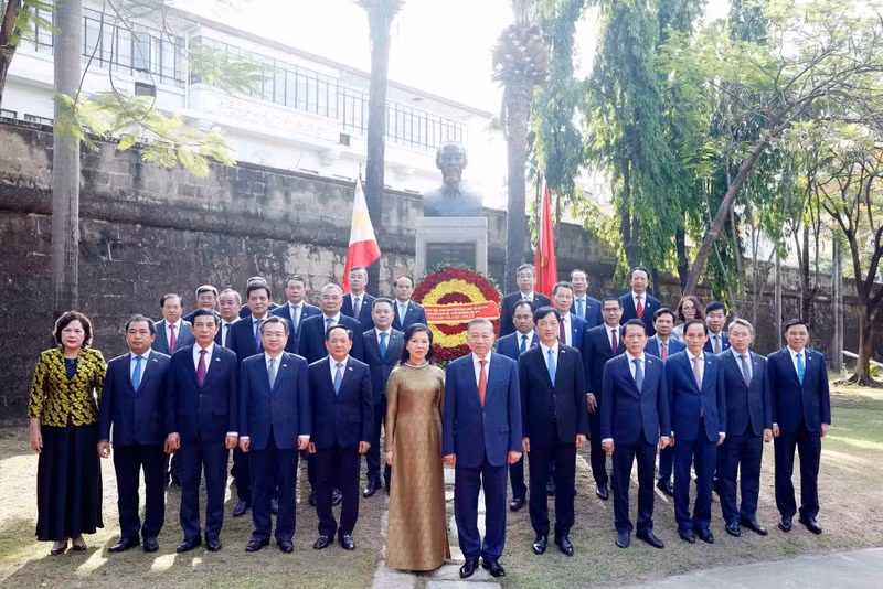 El secretario general del PCV y presidente de Vietnam, To Lam, y su esposa, junto con una delegación vietnamita de alto nivel, depositan flores ante el Monumento al Presidente Ho Chi Minh en el Parque Asean, en el casco antiguo de Intramuros, Manila.