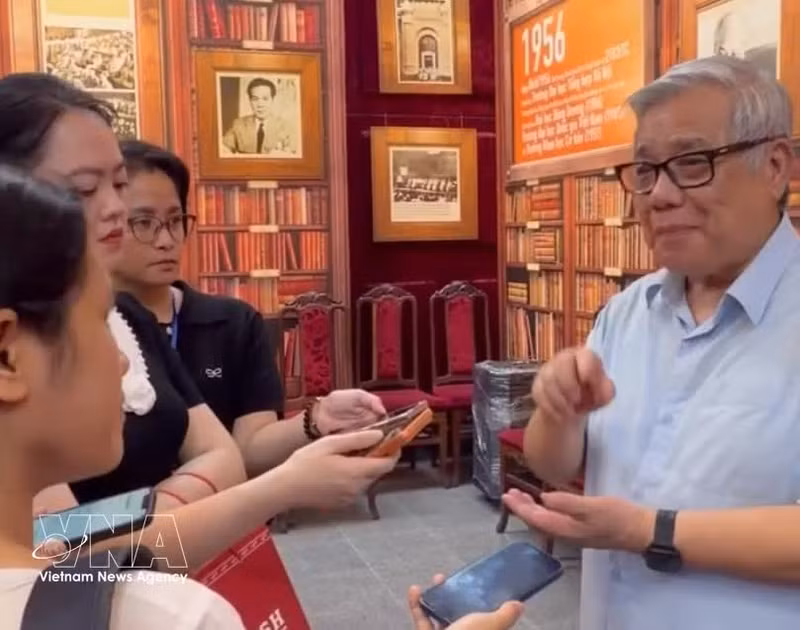 El profesor y doctor en ciencias Vu Minh Giang, presidente del Consejo de Ciencia y Formación de la Universidad Nacional de Hanói, con la prensa. (Foto: VNA)