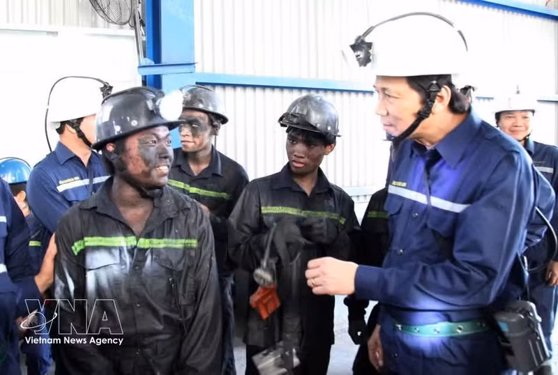 El ministro de Trabajo, Inválidos de Guerra y Asuntos Sociales, Dao Ngoc Dung, visita a mineros de carbón en la provincia norteña de Quang Ninh (2019). (Foto: VNA)
