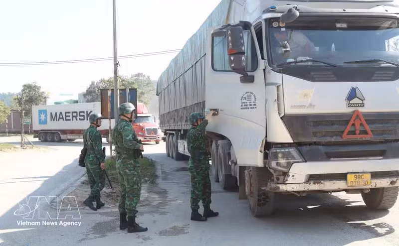 Un equipo móvil de patrulla de la Guardia Fronteriza inspecciona vehículos de transporte de carga en el puesto fronterizo de Chi Ma, en la provincia de Lang Son. (Foto: VNA)