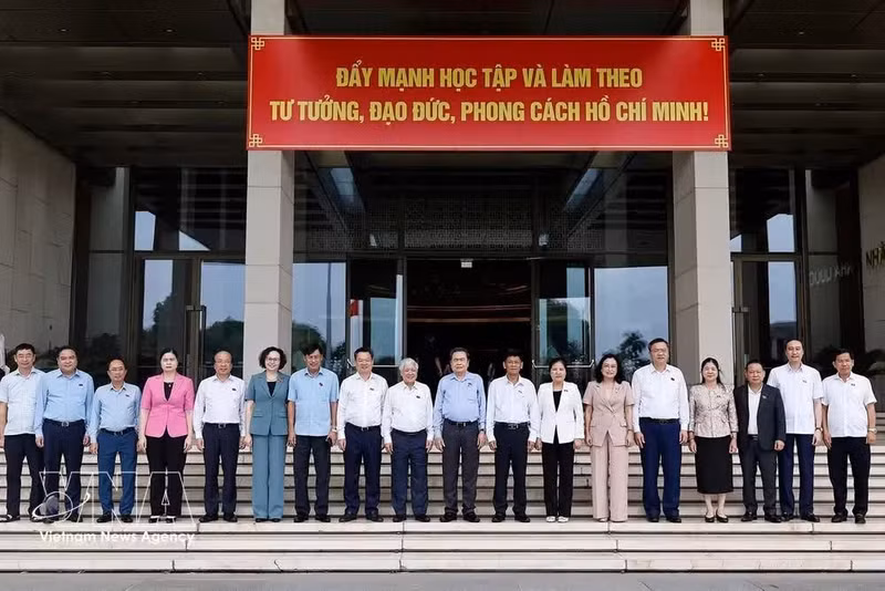 El presidente de la Asamblea Nacional de Vietnam, Tran Thanh Man, y delegados. (Foto: VNA)