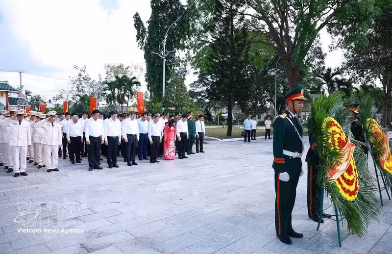 El primer ministro Le Minh Hung ofrece incienso y flores en conmemoración de los heroicos mártires en el cementerio de los mártires de la ciudad de Can Tho. (Foto: VNA)