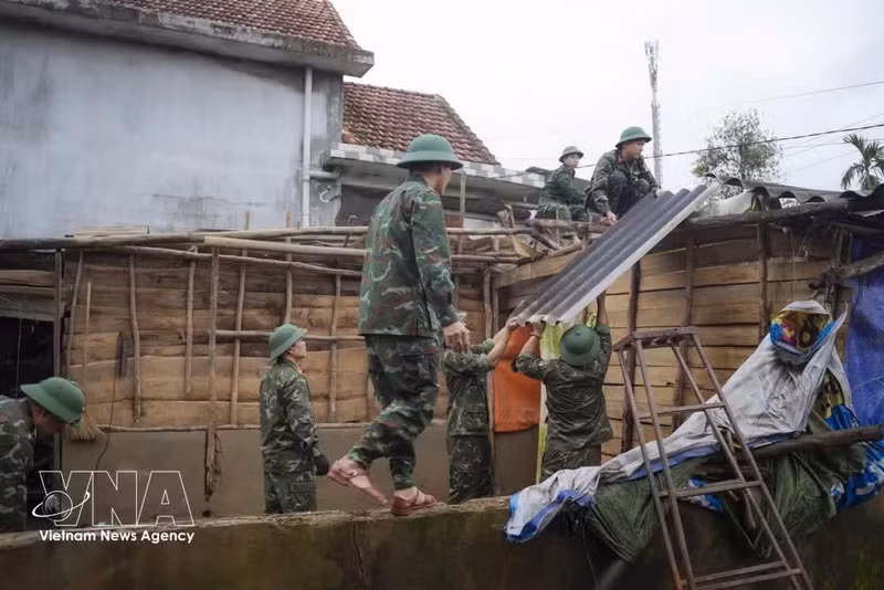 Personal militar fue desplegado para ayudar a reconstruir y reparar las viviendas afectadas por las inundaciones en la comuna de Loc An, ciudad de Hue, durante la campaña Quang Trung, en noviembre de 2025. (Foto: VNA)