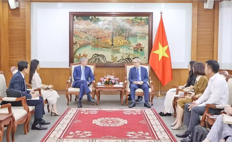 El viceministro vietnamita de Cultura, Deportes y Turismo Phan Tam se reúne con el vicepresidente ejecutivo de CNN International Commercial, Phil Nelson. (Foto: TITC)