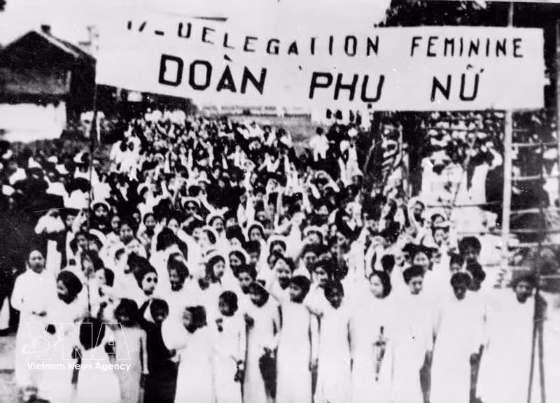 1/5/1938: Más de 25 mil personas en Hanoi marchan por la libertad y la democracia. (Foto: VNA)