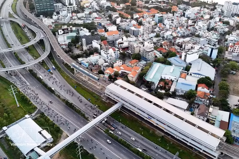 Tren del metro entrando en la estación Rach Chiec, de la línea 1 Ben Thanh – Suoi Tien. (Foto: VNA)