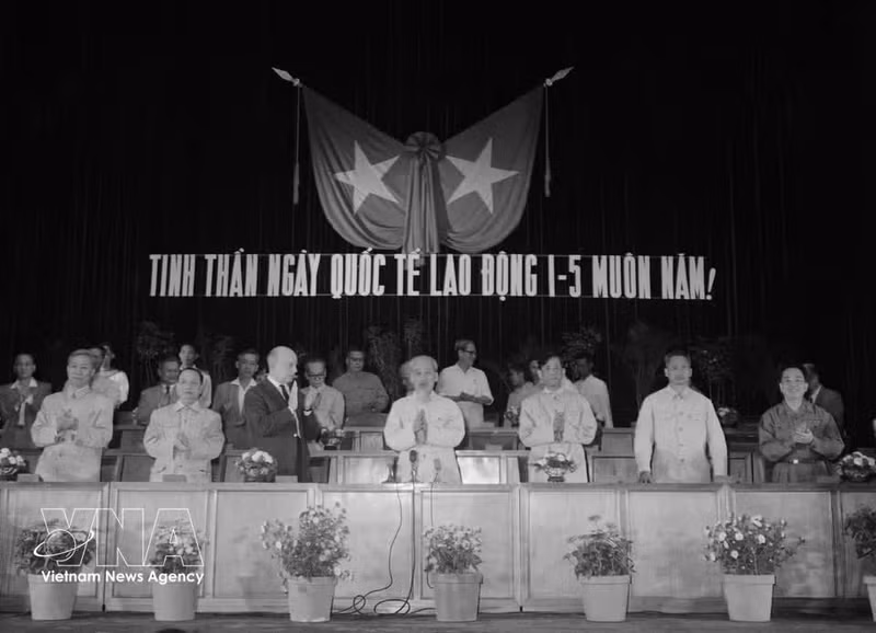 18/2/1946: El Presidente Ho Chi Minh firma el decreto que declara el 1 de mayo festivo oficial. En la foto: Presidente Ho Chi Minh en la conmemoración de 1955. (Foto: VNA)
