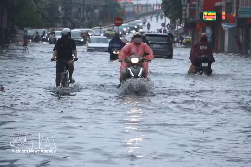 La zona situada al pie del puente Niệm, en el barrio de An Biên (ciudad de Hai Phong), está profundamente inundada. (Foto: VNA)