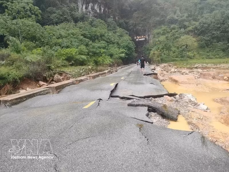 Numerosas carreteras en la comuna de Ly Quoc (provincia de Cao Bang) resultan dañadas tras las inundaciones. (Foto: VNA)