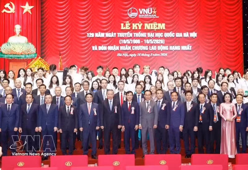 El secretario general del Partido Comunista y presidente de Vietnam, To Lam, y delegados en el acto conmemorativo de 120 aniversario de la fundación de la Universidad Nacional de Hanói. (Foto: VNA)