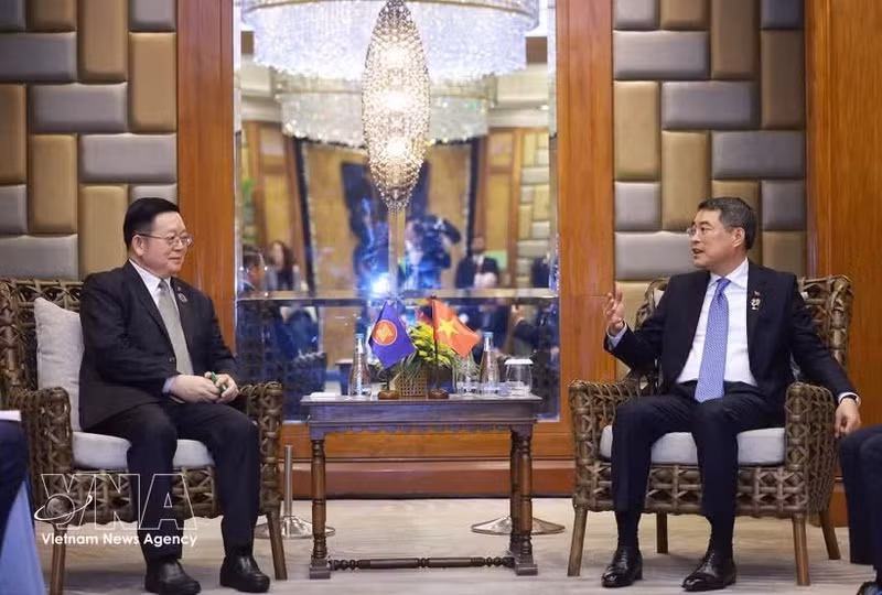 El primer ministro de Vietnam, Le Minh Hung (derecha), conversa con el secretario general de la Asean, Kao Kim Hourn. (Foto: VNA)