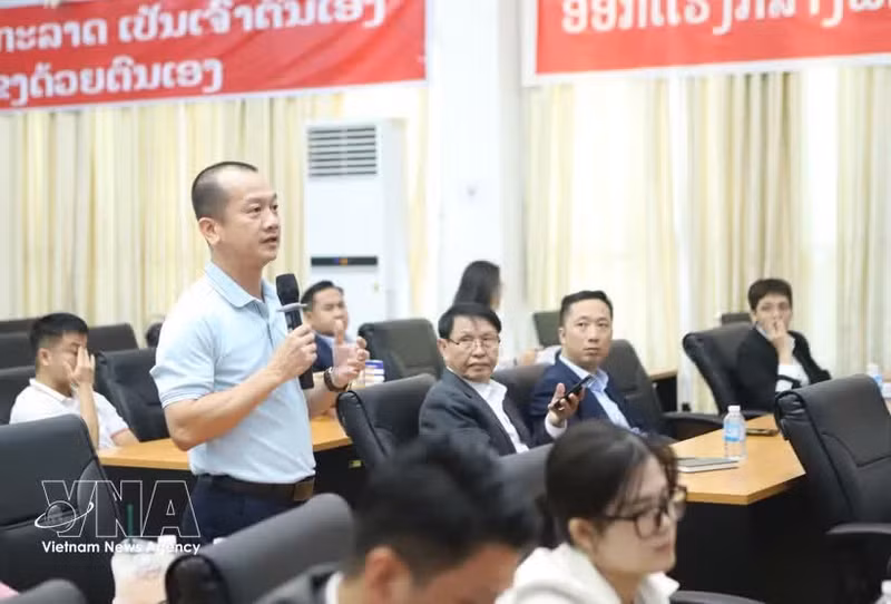 Representantes de empresas vietnamitas en Laos intercambian ideas en el Foro. (Foto: VNA)
