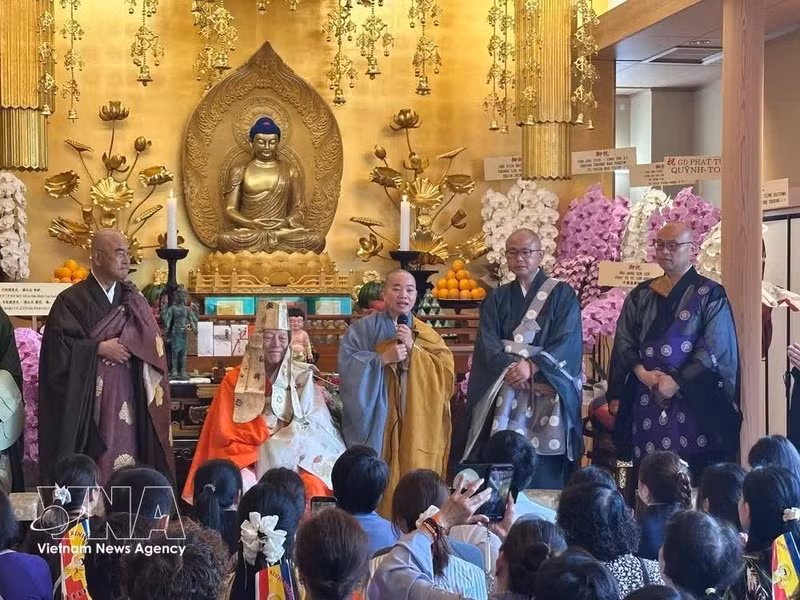 El venerable Thich Tam Tri, abad de Dai An Tokyo, pronuncia un discurso en la celebración de Vesak y en la ceremonia de inauguración de la pagoda Dai An de Tokio el 31 de mayo. (Foto: VNA)