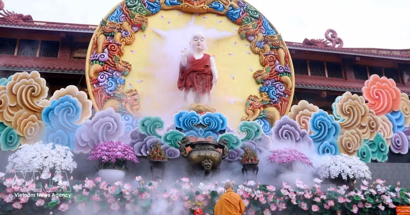 El muy venerable Thich Tri Quang, patriarca supremo de la SBV, realiza el ritual. (Foto: VNA)