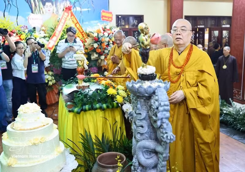 Efectúan los rituales tradicionales de Moc Duc (baño de Buda) y la procesión de la estatua del Buda recién nacido. (Foto: VNA)