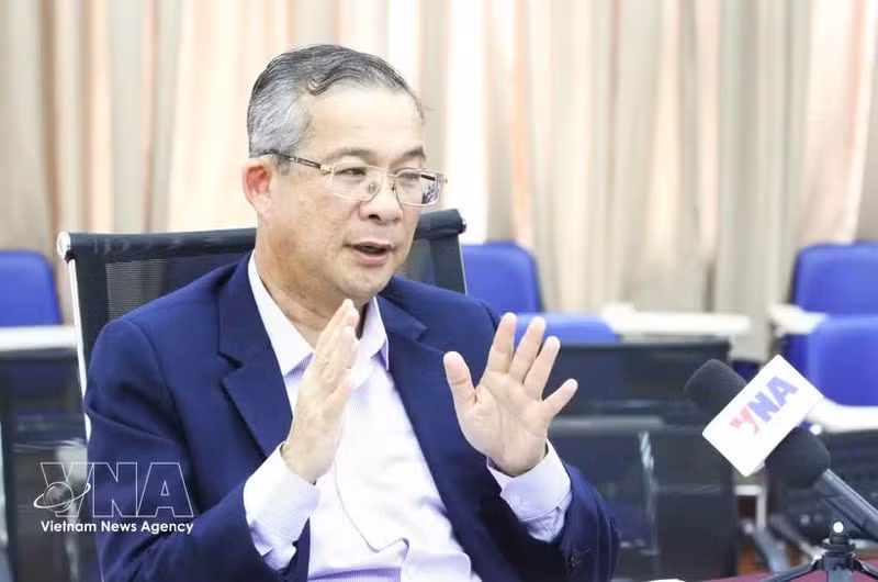 El Dr. Neak Chandarith, profesor asociado y director del Instituto de Estudios Internacionales y Políticas Públicas (IISPP) de la Universidad Real de Phnom Penh (RUPP), en una entrevista concedida a la Agencia Vietnamita de Noticias. (Foto: VNA)