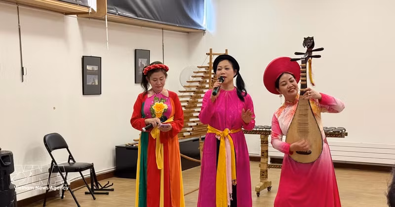 Interpretación de la canción “Trong Com” (Tambor cilíndrico tradicional vietnamita) con letras adaptadas al francés para facilitar el acercamiento y la comprensión de los espectadores locales. (Foto: VNA)