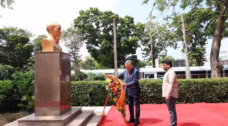 El secretario general del PCV y presidente del país, To Lam (izquierda), y el presidente de Sri Lanka, Anura Kumara Dissanayake, depositan flores en homenaje al Presidente Ho Chi Minh. (Foto: dangcongsan.org.vn)