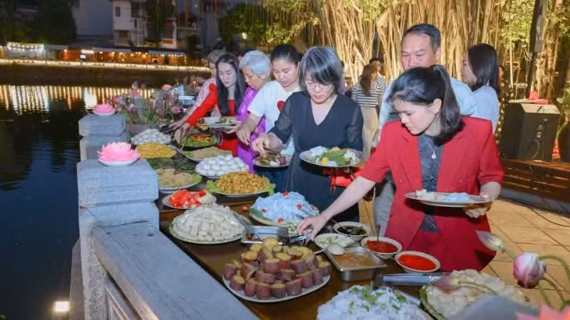 Los turistas disfrutan de platos vegetarianos.