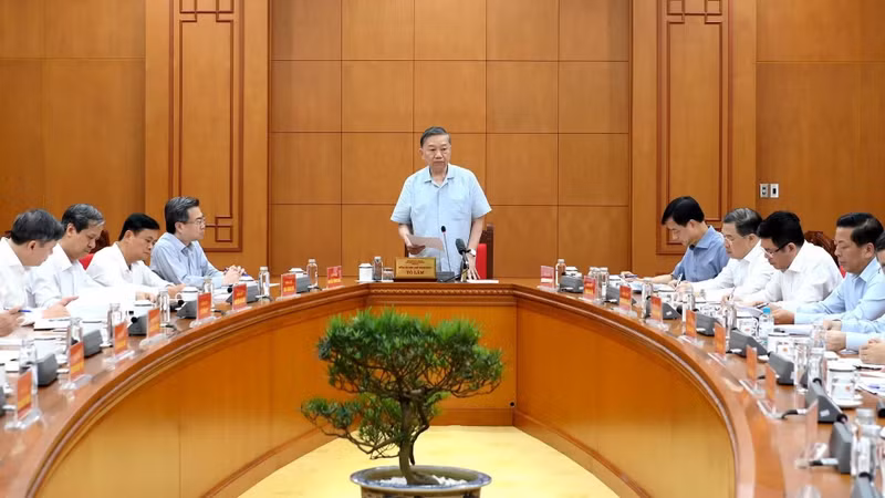 El secretario general del PCV y presidente de Vietnam, To Lam, preside la reunión.