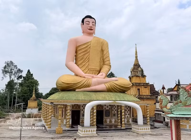 La estatua de Buda Shakyamuni meditando, de 27 metros de altura, destaca en el sereno entorno de la pagoda Serey Meang Kol Sa Kor, en An Giang.