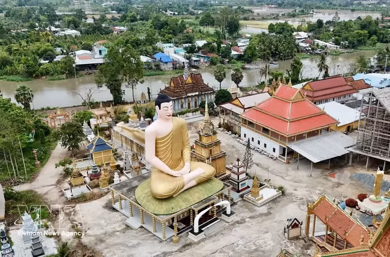 La estatua de Buda Shakyamuni en meditación constituye uno de los principales símbolos de la pagoda Serey Meang Kol Sa Kor, en An Giang.