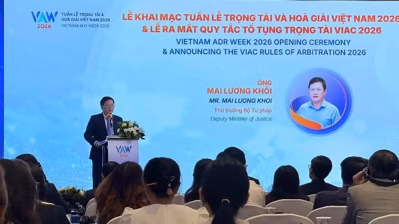 Mai Luong Khoi, viceministro de Justicia, pronuncia un discurso en el evento. 