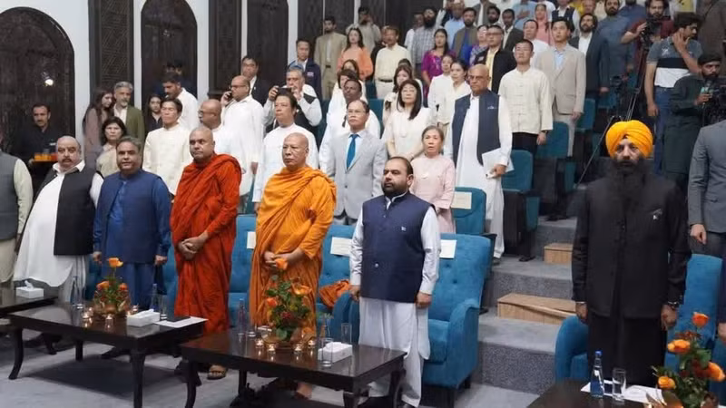 Delegados internacionales y monjes budistas realizan la ceremonia de izamiento de la bandera para inaugurar el evento. (Foto proporcionada por la Embajada de Vietnam en Pakistán)
